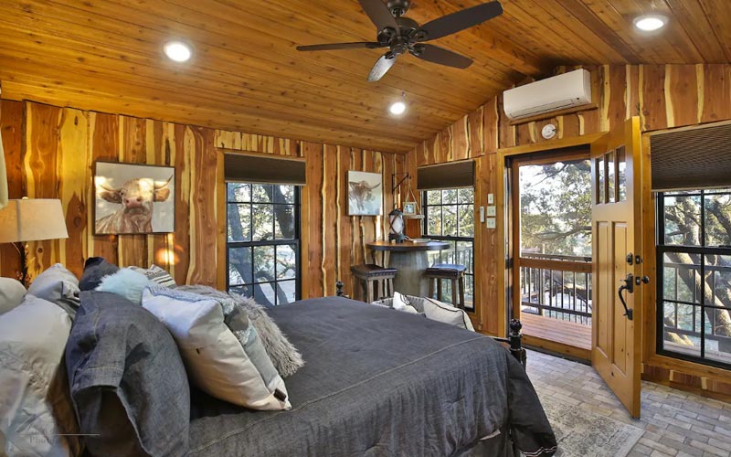 Treehouse Rentals in Texas - Ryders Treehouse Interior