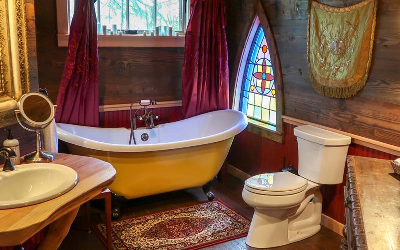 Treehouse Rentals In Texas - Treehouse Utopia Chapelle bathroom