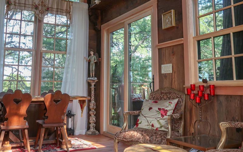 Treehouse Rentals In Texas - Treehouse Utopia Chapelle living room
