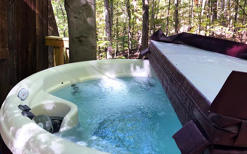 Treehouse Rentals In Ohio - Buckeye Barn Tree House hot tub