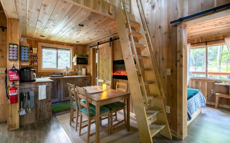 Treehouse Rentals In Ohio - Maple Treehouse living space