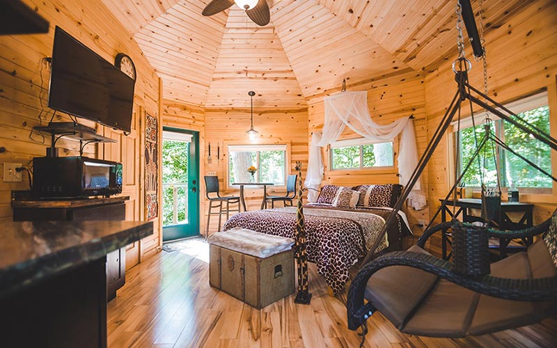 Treehouse Rentals In Ohio - Safari Tree House - Among The Trees living room