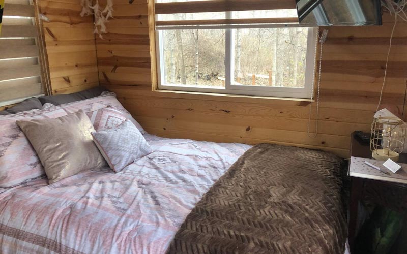 Treehouse Rentals In Ohio - Treehouse Getaway Xenia bedroom