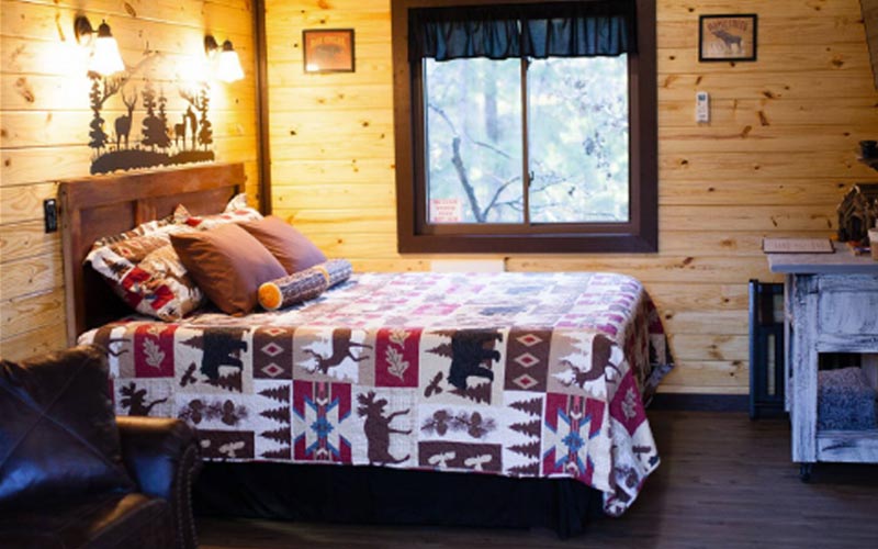 Treehouse Rentals In Oklahoma - Cardinal Treehouse Indoor