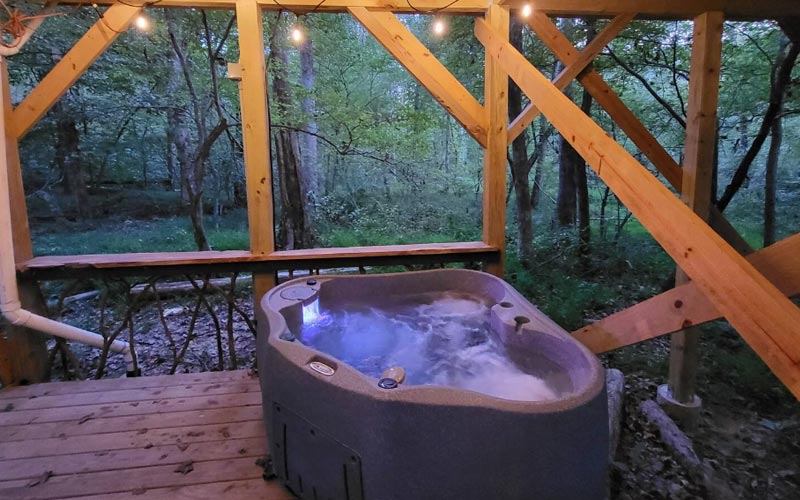 Luxury Treehouse with hot tub on the Rivanna River