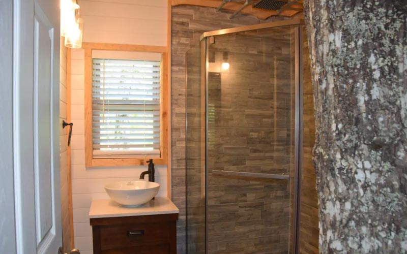 Treehouse rentals in Tennessee - The TreEscape bathroom