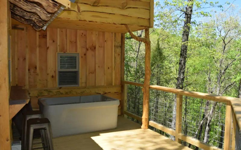 Treehouse rentals in Tennessee - The TreEscape hot tub