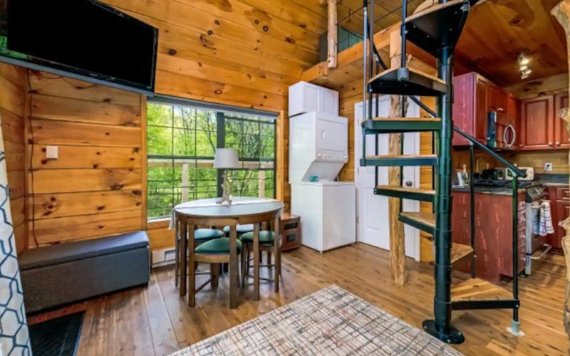 Treehouse rentals in Tennessee - Treehouse Getaway on Shoal Creek living room