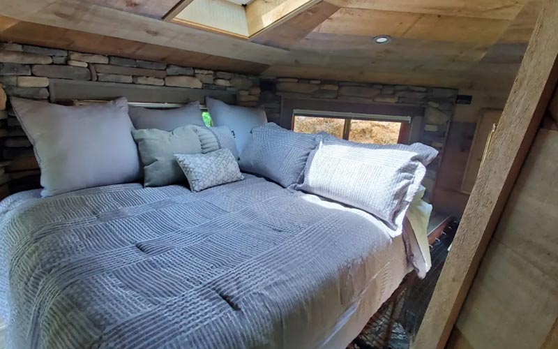 Treehouse rentals in Tennessee - TreehouseTopia - The Barkhouse bedroom