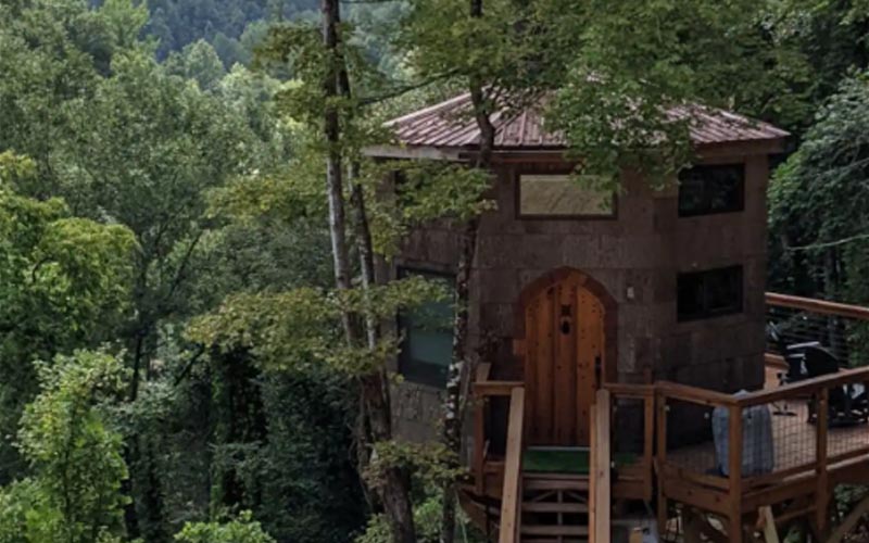 Treehouse rentals in Tennessee - TreehouseTopia - The Barkhouse entrance