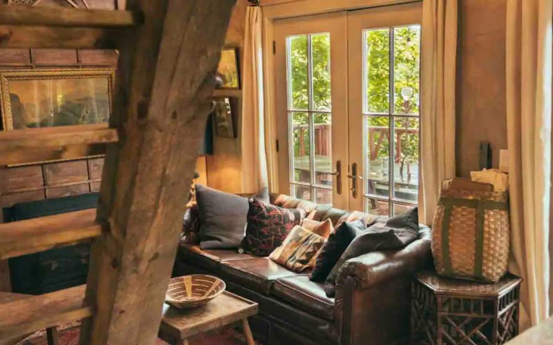 Treehouse Rentals In Vermont - Epic Luxury Treehouse living area