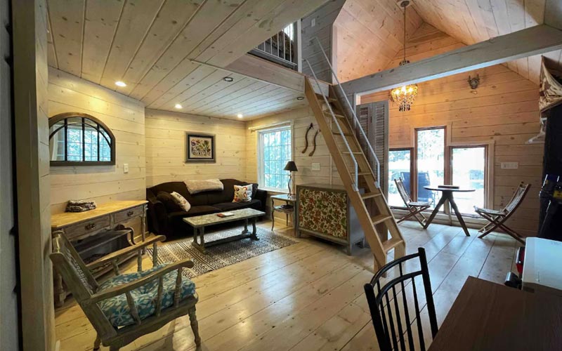 Treehouse Rentals In Vermont - Lola’s Brookside Treehouse living space