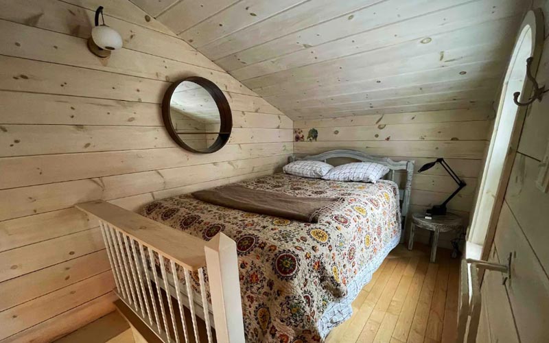 Treehouse Rentals In Vermont - Lola’s Brookside Treehouse bedroom