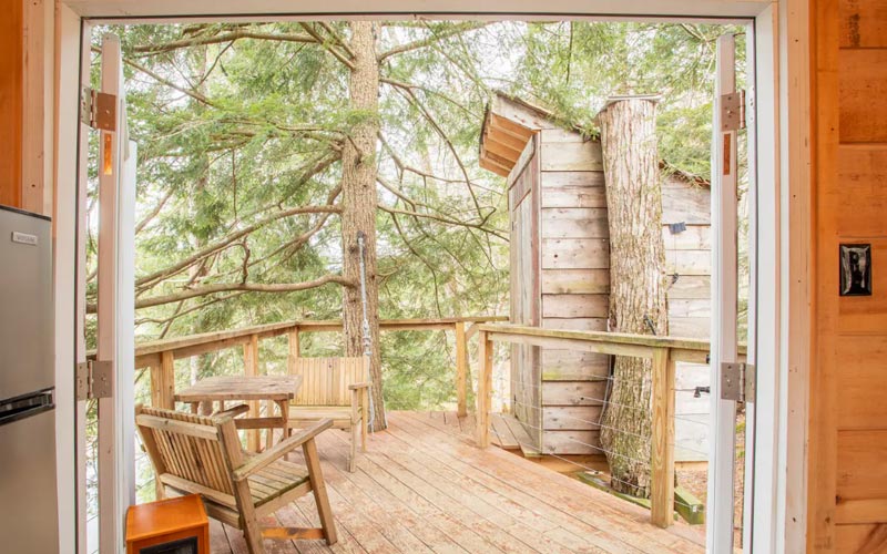 Treehouse Rentals In Vermont - The Beaver Pond Treehouse deck