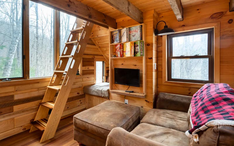 Treehouse Rentals In Vermont - The Sugar Maple Treehouse living area