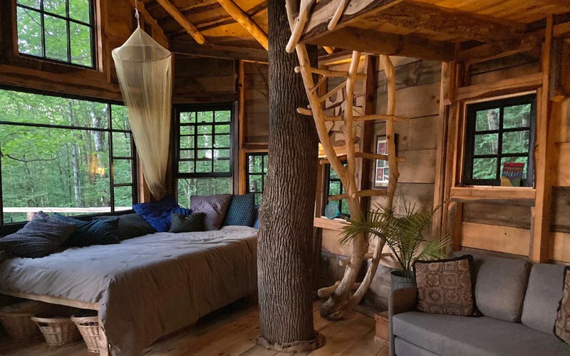 Treehouse Rentals In Vermont - Treehouse at Bliss Ridge Farm living area