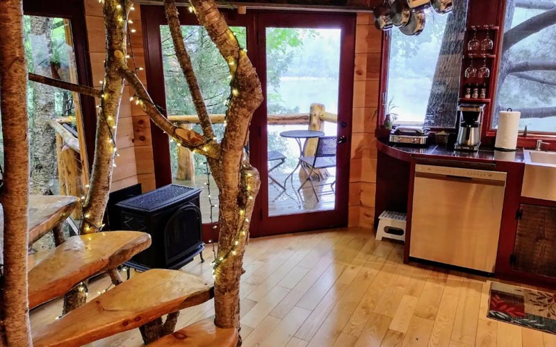 Treehouse Rentals In Vermont - Vermont Tree Cabin on Walker Pond living area