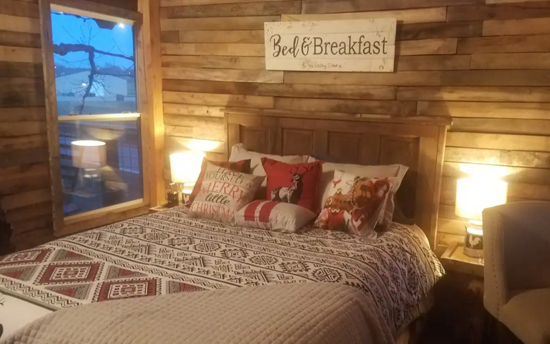 Treehouse rentals in Nebraska - bedroom