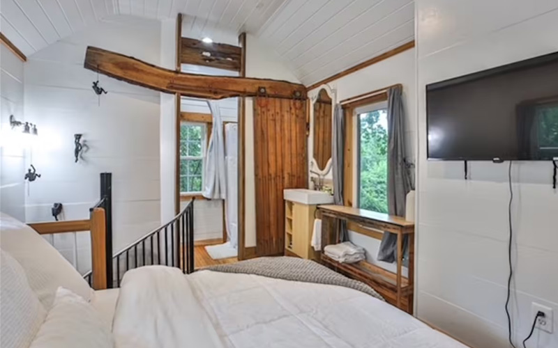 Romantic Treehouse Stay in the Sky - Treehouse Rentals In Virginia - Bedroom
