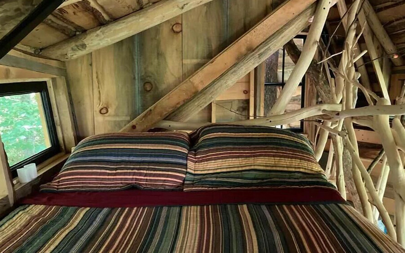 Treehouse at Bliss Ridge Farm - bedroom
