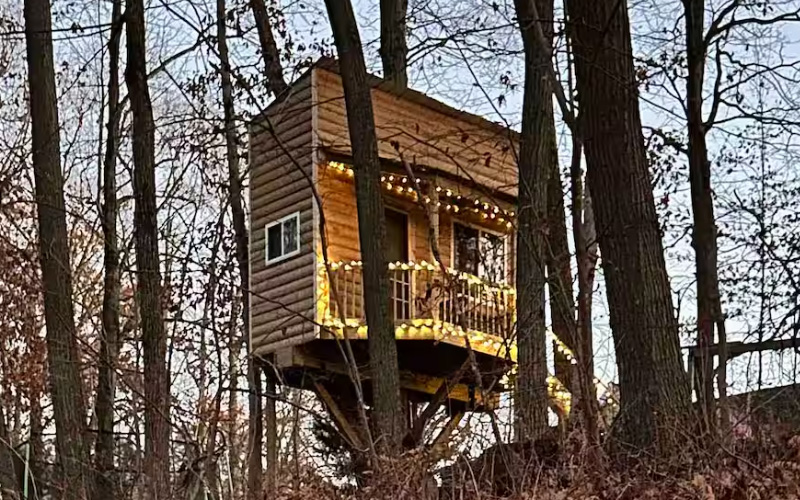 treehouse rentals in Michigan - Treasure Hunt Treehouse