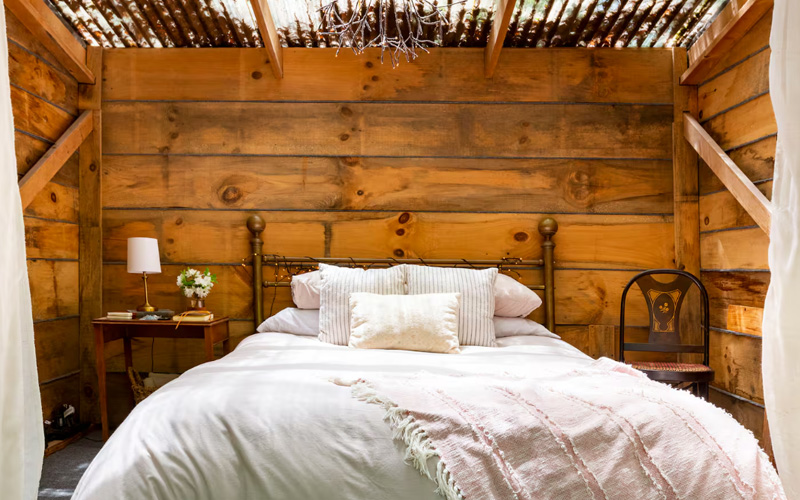 Treehouse rentals in North Carolina - Beacon Treehouse bedroom