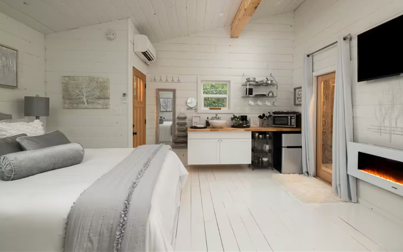 Luxurious Secluded Romantic Treehouse with Hot Tub - Old Fort, North Carolina inside view