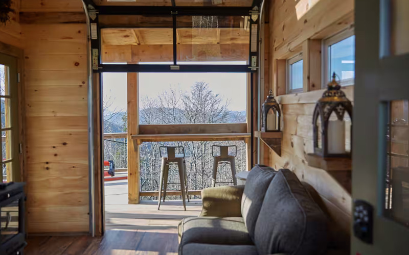 Raven Rock Mountain Skyscraper Treehouse - inside view