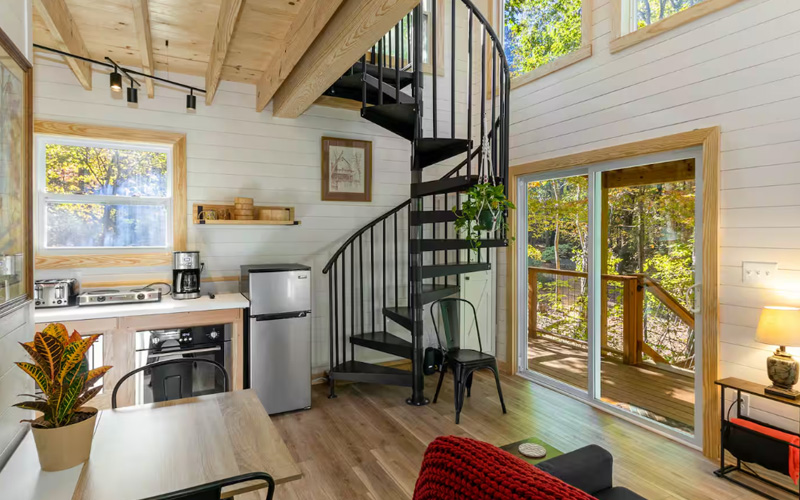 The Magnolia - North Carolina treehouse interior view